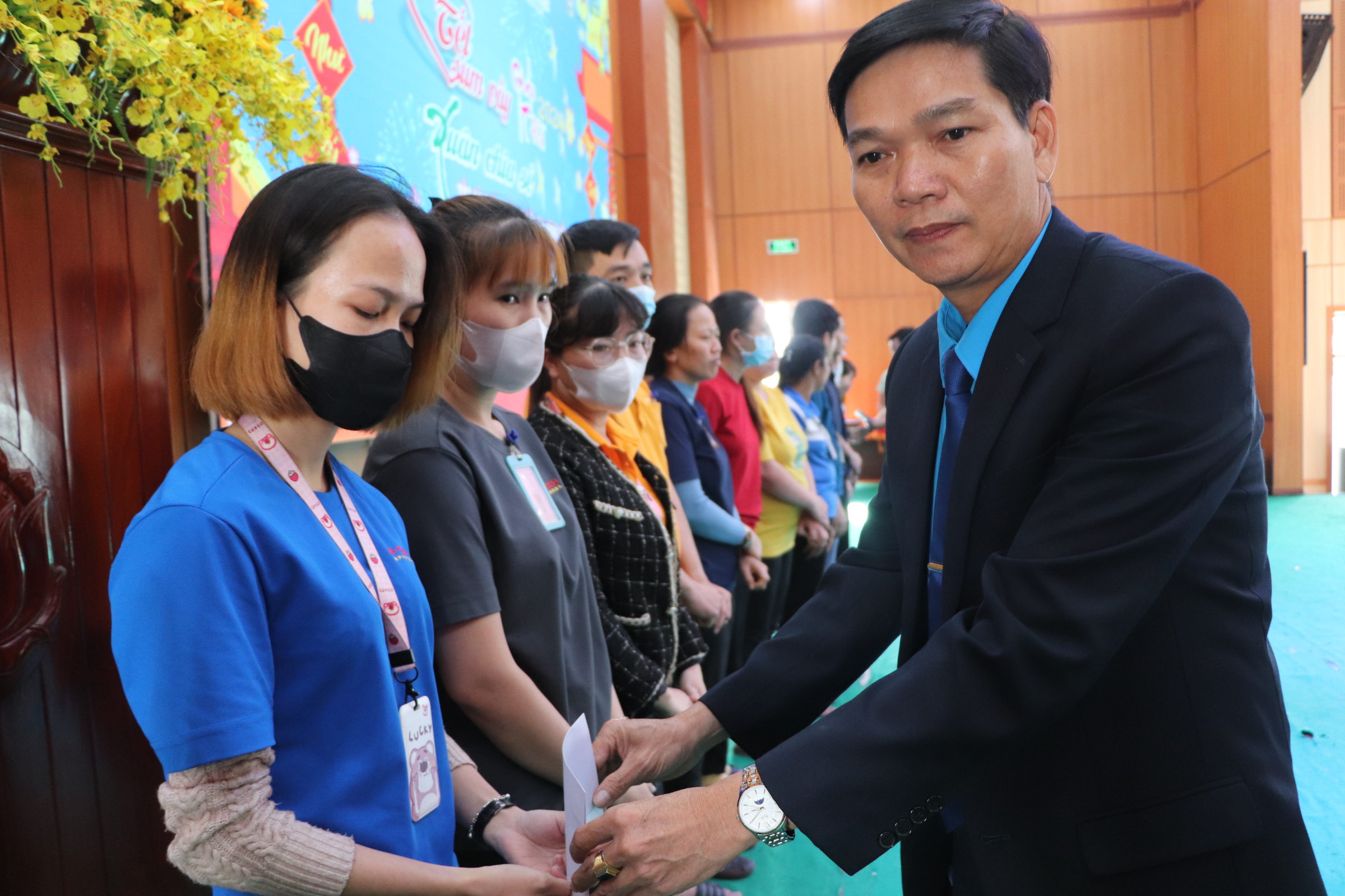 LĐLĐ huyện Duy Xuy&ecirc;n trao 753 suất qu&agrave; Tết cho đo&agrave;n vi&ecirc;n, lao động- Ảnh 1.