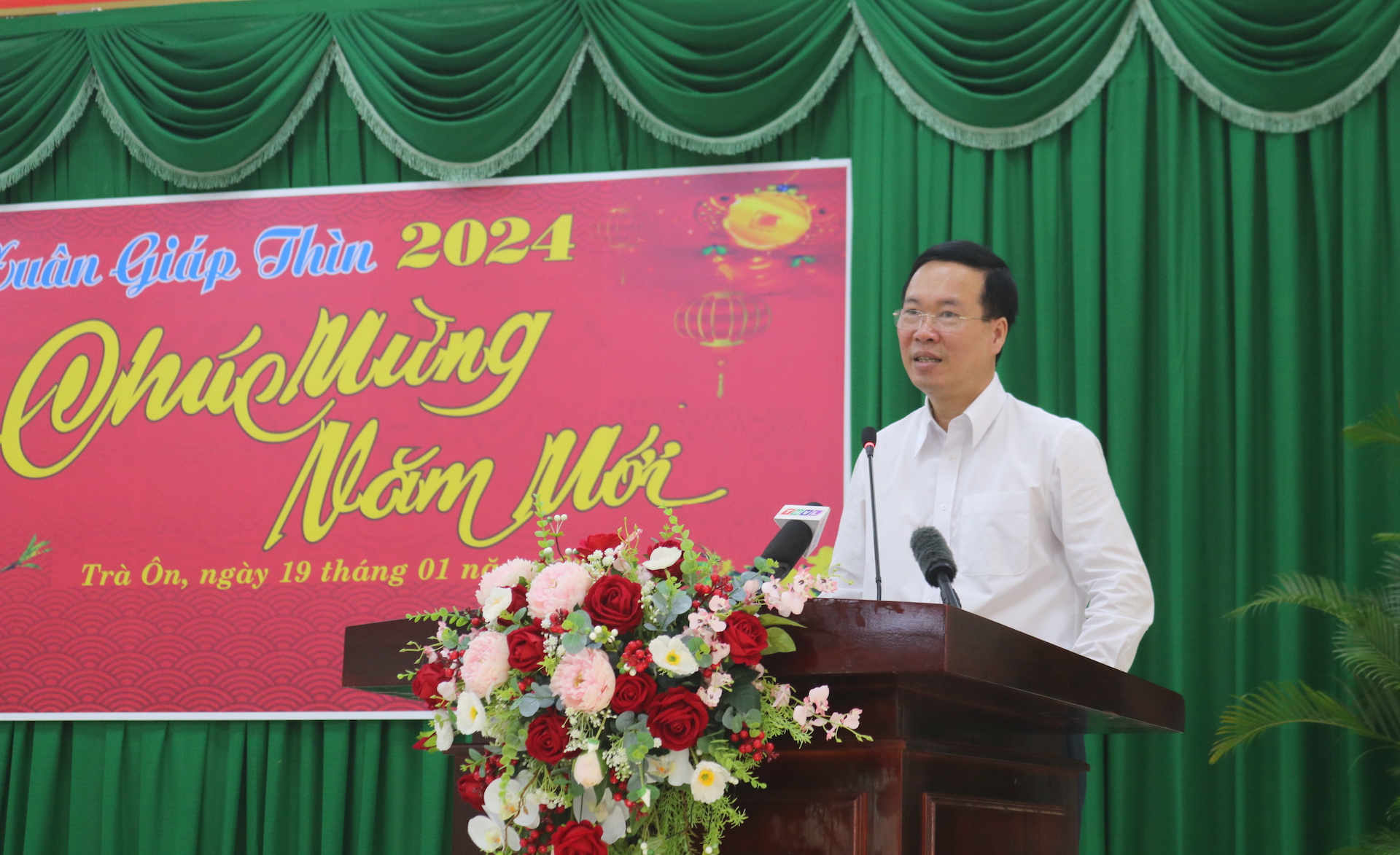 Chủ tịch nước Võ Văn Thưởng tặng quà gia đình chính sách, hộ nghèo ở Vĩnh Long- Ảnh 1.