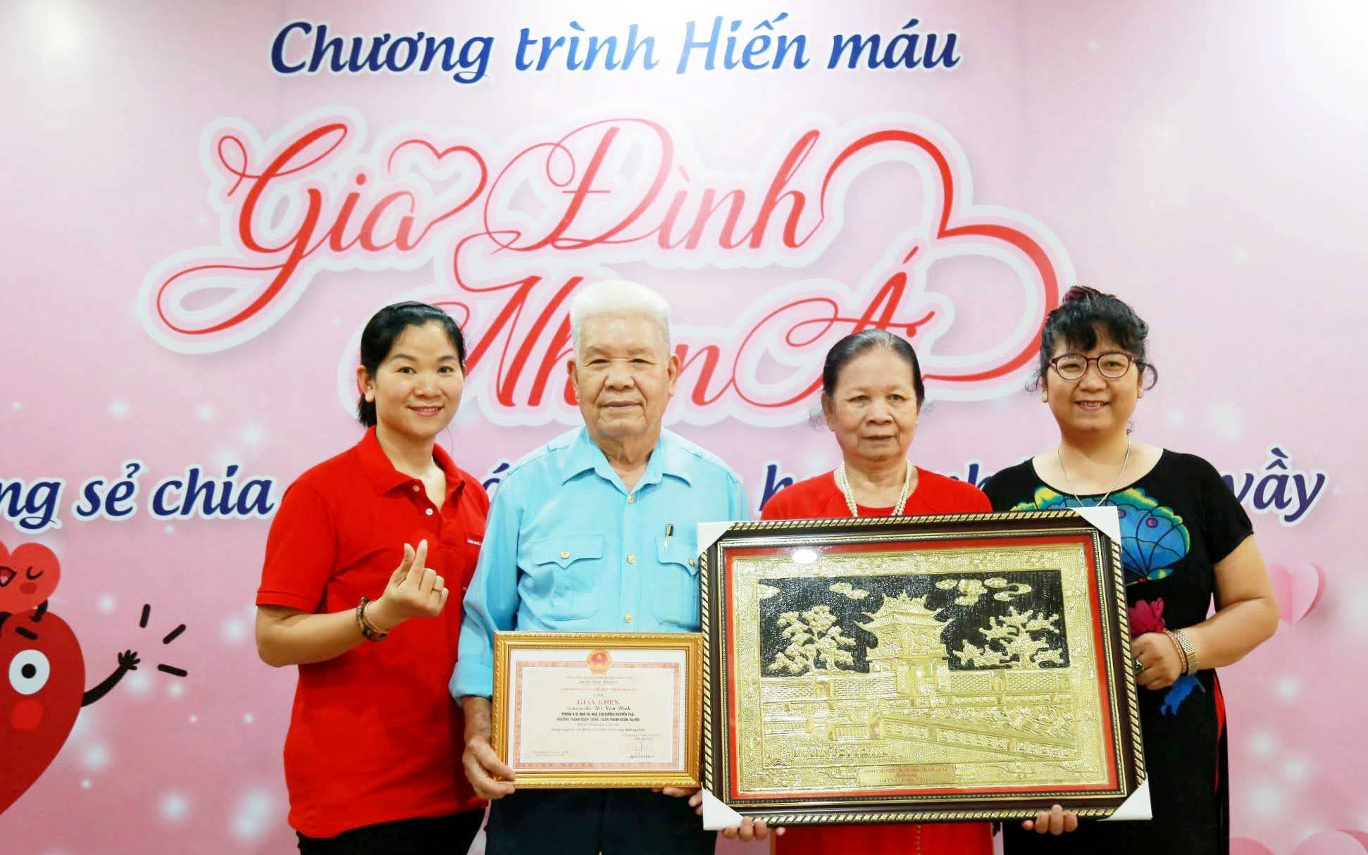 Cựu chiến binh 25 năm làm "sứ giả đỏ"