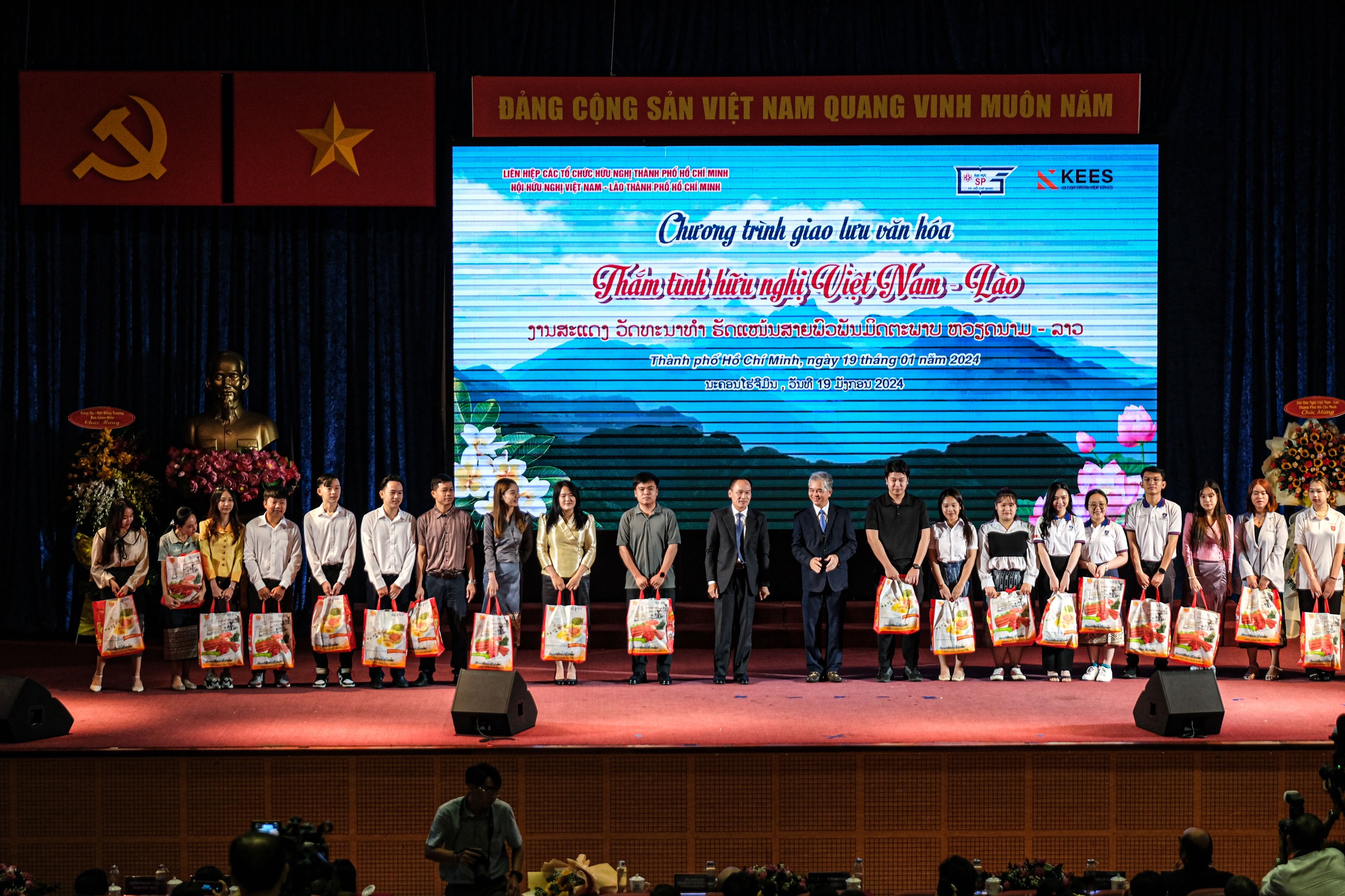 Ấm &aacute;p chương tr&igrave;nh văn nghệ "Thắm t&igrave;nh hữu nghị Việt Nam - L&agrave;o"- Ảnh 8.
