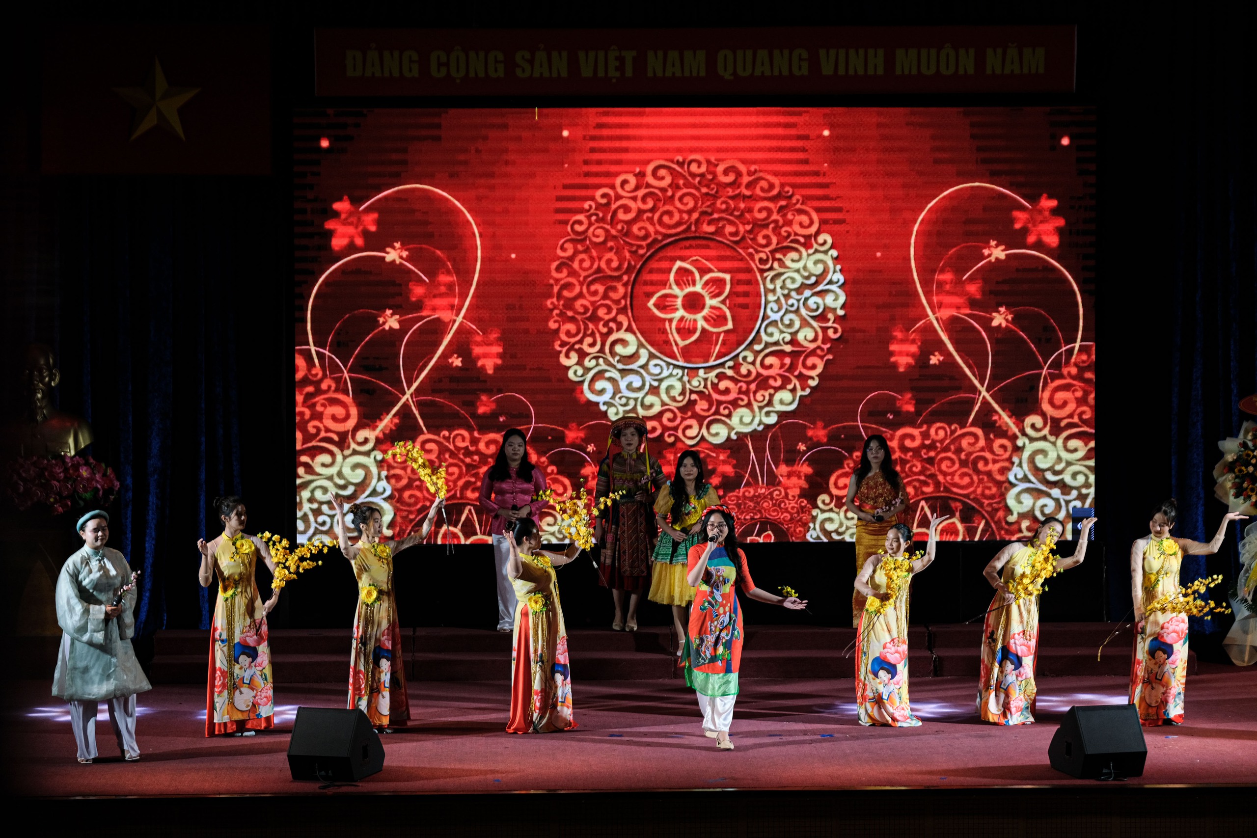Ấm &aacute;p chương tr&igrave;nh văn nghệ "Thắm t&igrave;nh hữu nghị Việt Nam - L&agrave;o"- Ảnh 2.