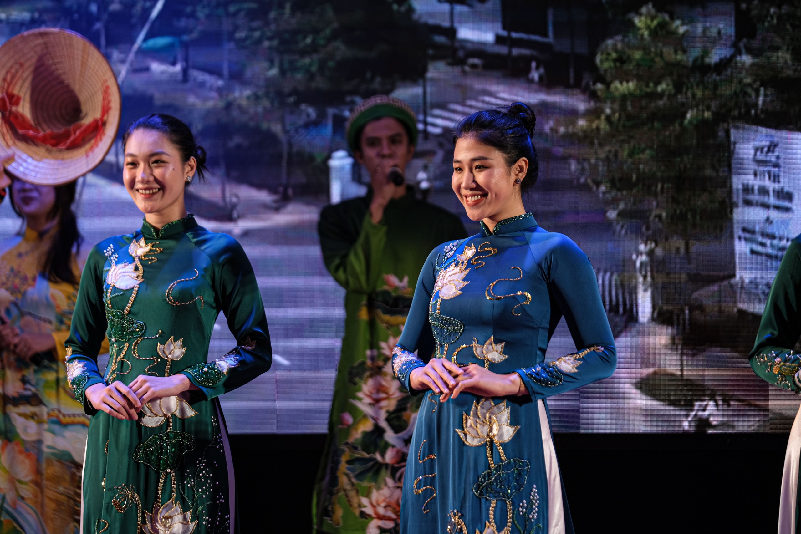 Ấm &aacute;p chương tr&igrave;nh văn nghệ "Thắm t&igrave;nh hữu nghị Việt Nam - L&agrave;o"- Ảnh 4.