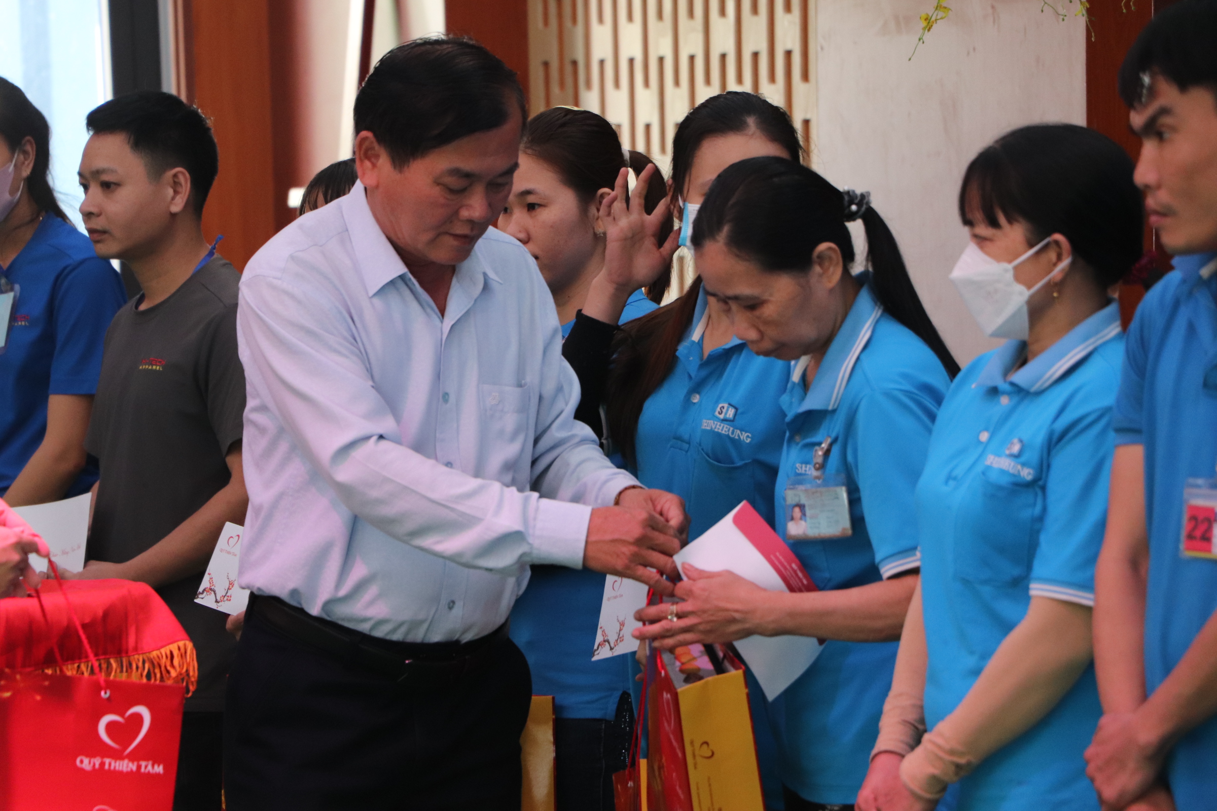 LĐLĐ huyện Duy Xuy&ecirc;n trao 753 suất qu&agrave; Tết cho đo&agrave;n vi&ecirc;n, lao động- Ảnh 2.