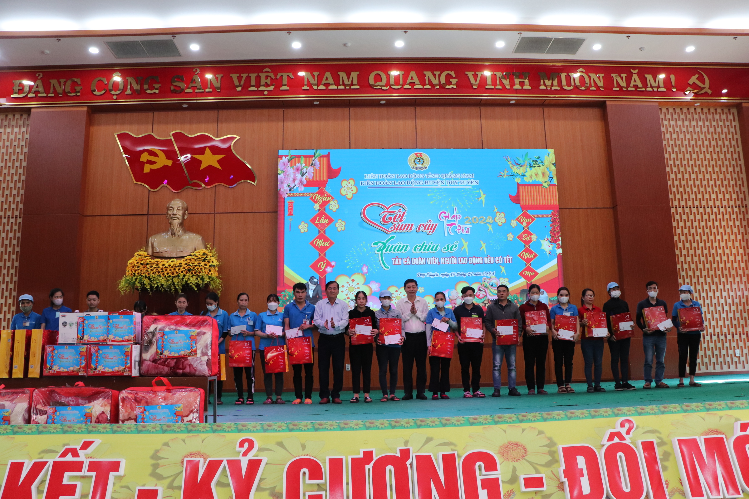 LĐLĐ huyện Duy Xuy&ecirc;n trao 753 suất qu&agrave; Tết cho đo&agrave;n vi&ecirc;n, lao động- Ảnh 3.