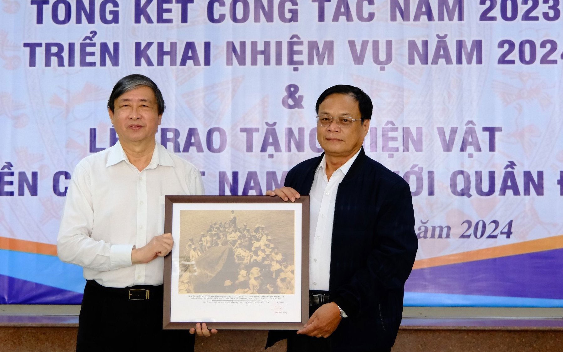 Huyện Ho&agrave;ng Sa tiếp nhận 2 bức ảnh qu&yacute;