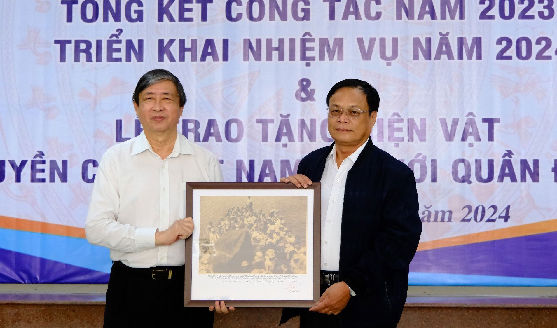 Huyện Ho&agrave;ng Sa tiếp nhận 2 bức ảnh qu&yacute;- Ảnh 1.