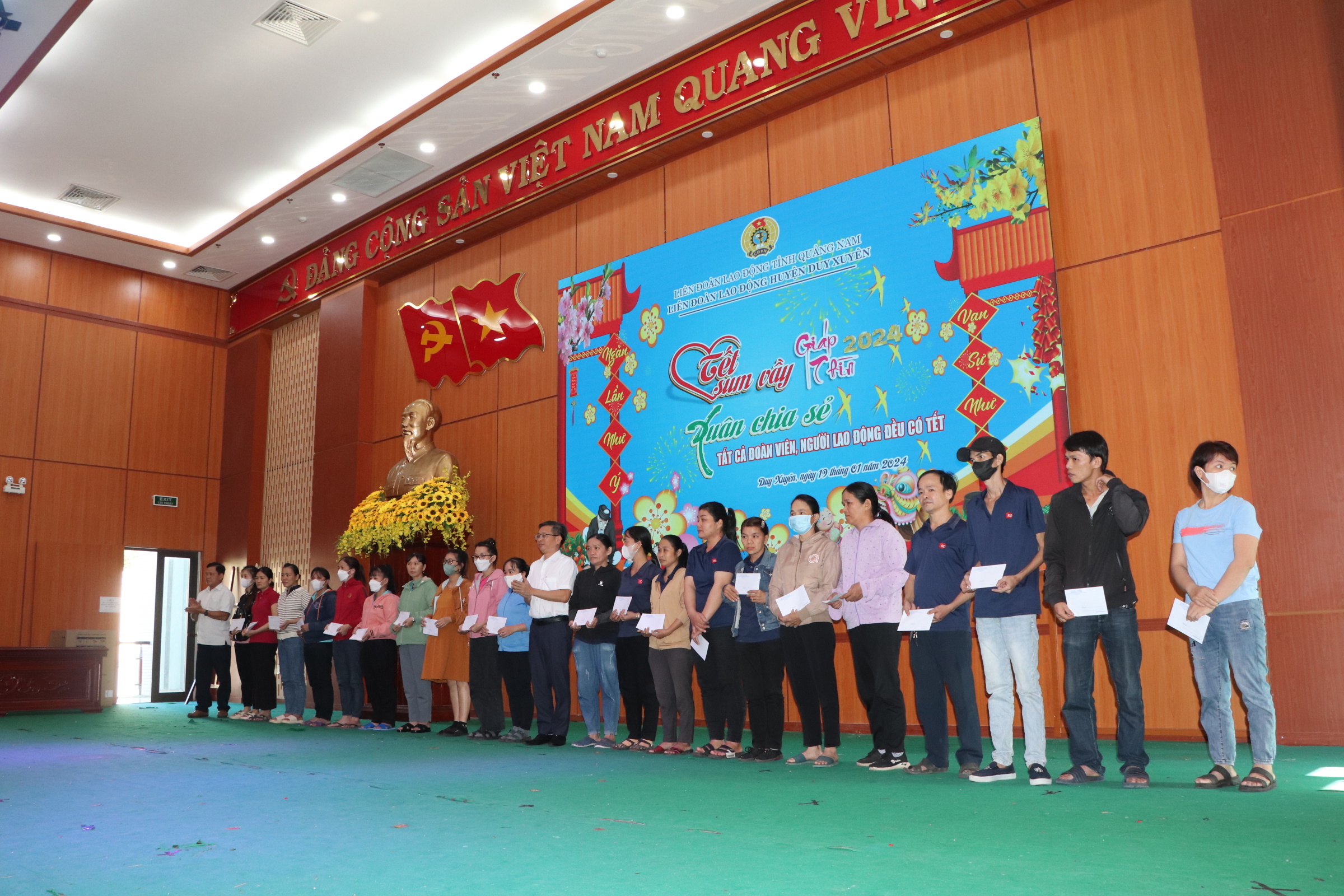 LĐLĐ huyện Duy Xuy&ecirc;n trao 753 suất qu&agrave; Tết cho đo&agrave;n vi&ecirc;n, lao động- Ảnh 5.