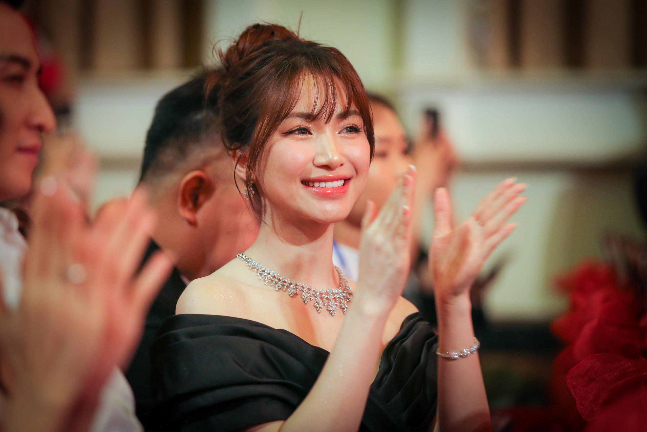 Khoảnh khắc vỡ o&agrave; của H&ograve;a Minzy khi lần đầu nhận giải Mai V&agrave;ng- Ảnh 3.