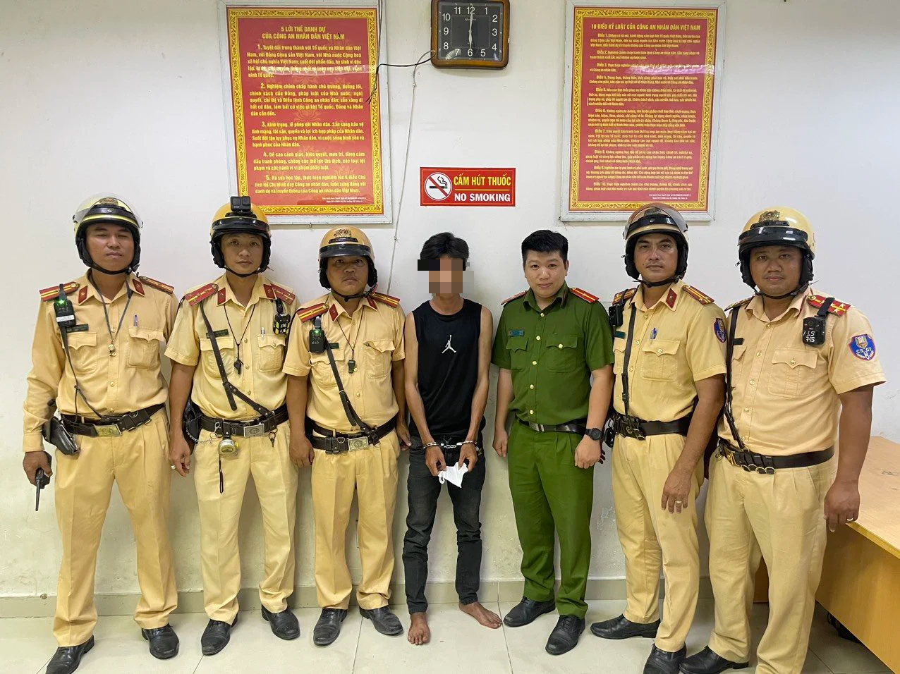 TP HCM: Cảnh sát sử dụng đèn giao thông tóm đối tượng truy nã- Ảnh 1.