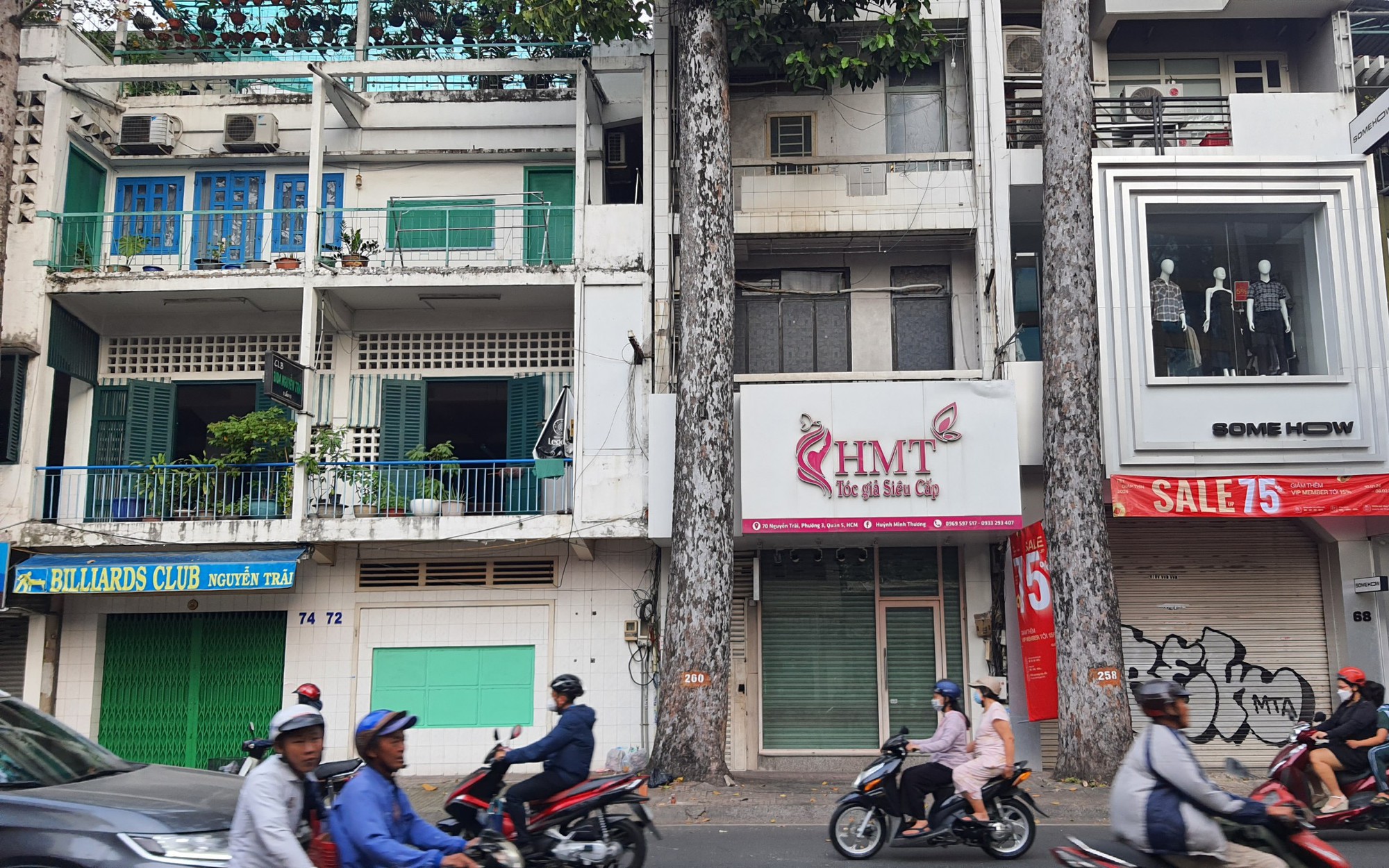 Nhánh cây 2 m rơi trúng đầu người bán giỏ xách ở quận 5