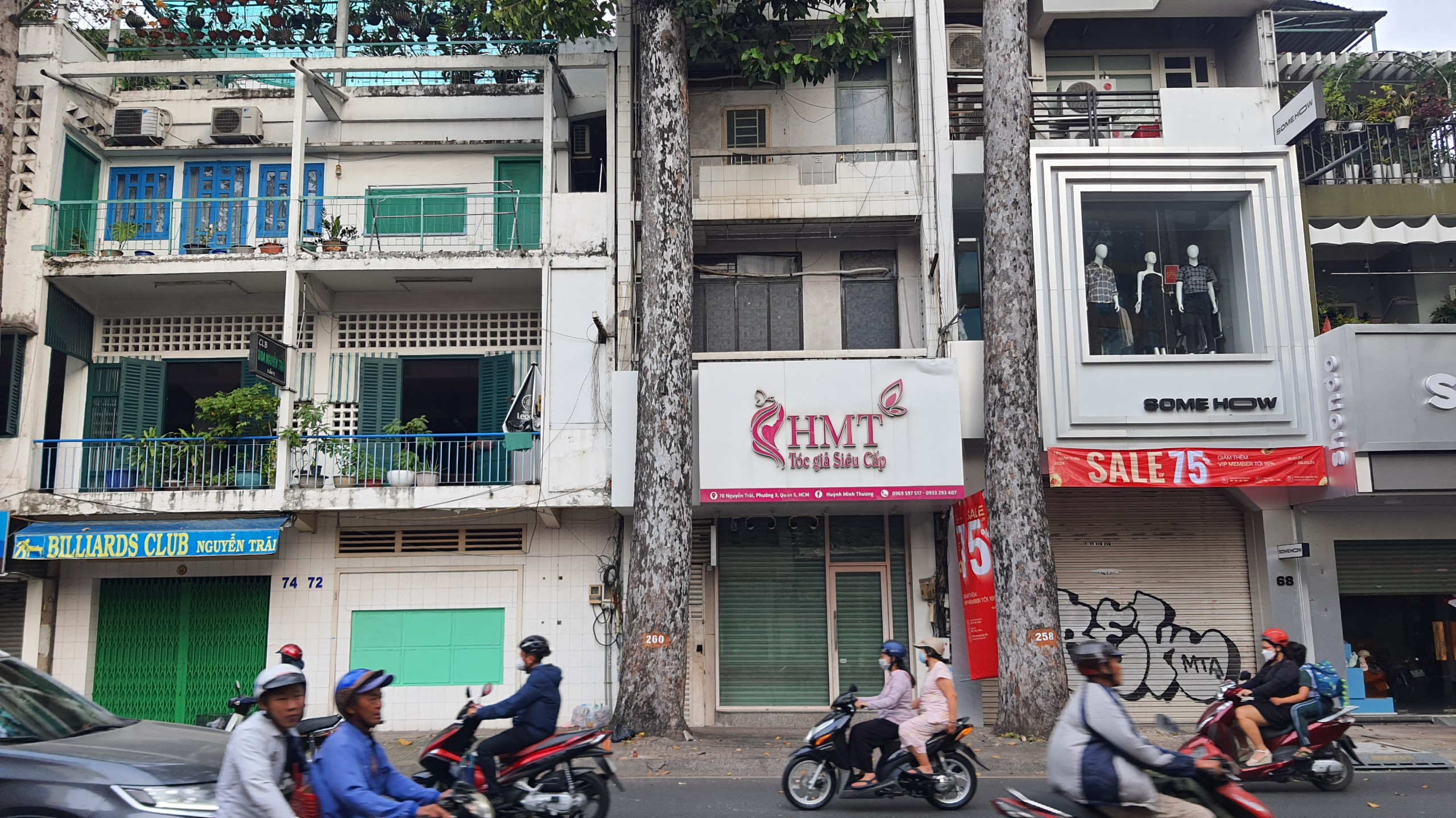 Nh&aacute;nh c&acirc;y 2 m rơi tr&uacute;ng đầu người b&aacute;n giỏ x&aacute;ch ở quận 5- Ảnh 1.