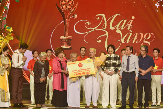 Chương tr&igrave;nh &ldquo;Mai V&agrave;ng tri &acirc;n&rdquo; trao tặng 1.000 kg gạo cho bếp ăn chay miễn ph&iacute; của 2 cụ Trần Văn Hồng v&agrave; Nguyễn Thị My tại quận B&igrave;nh Thạnh, TP HCMẢnh: B.T.C