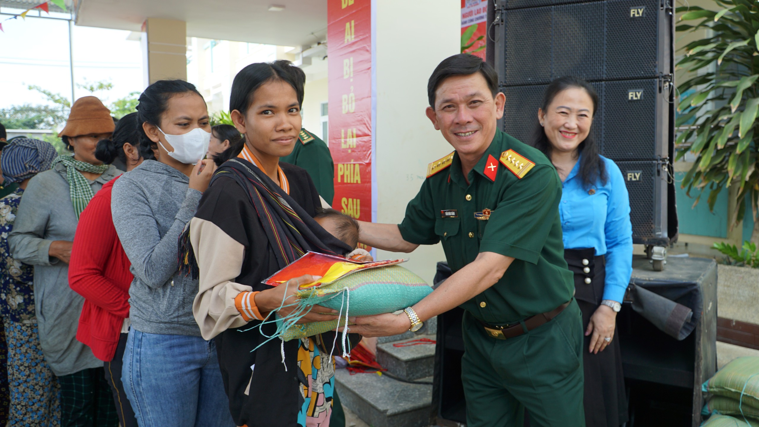 B&aacute;o Người Lao Động phối hợp trao cờ Tổ quốc, qu&agrave; Tết cho đồng b&agrave;o v&ugrave;ng xa tỉnh B&igrave;nh Thuận- Ảnh 5.