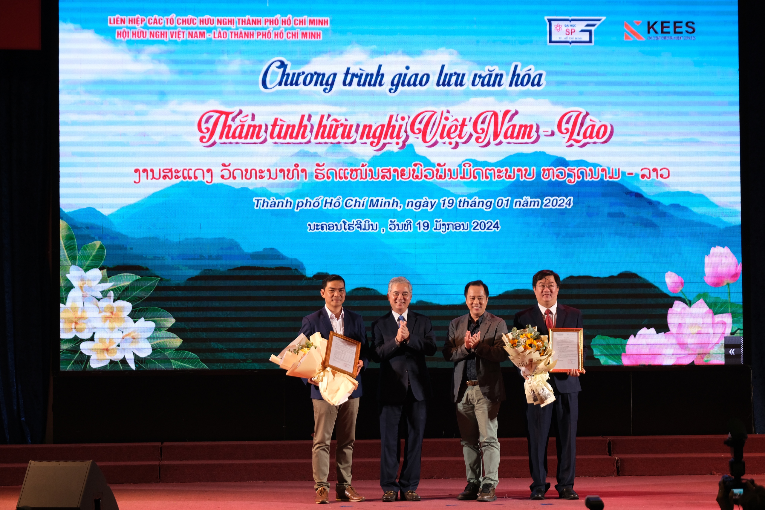 Ấm &aacute;p chương tr&igrave;nh văn nghệ "Thắm t&igrave;nh hữu nghị Việt Nam - L&agrave;o"- Ảnh 6.