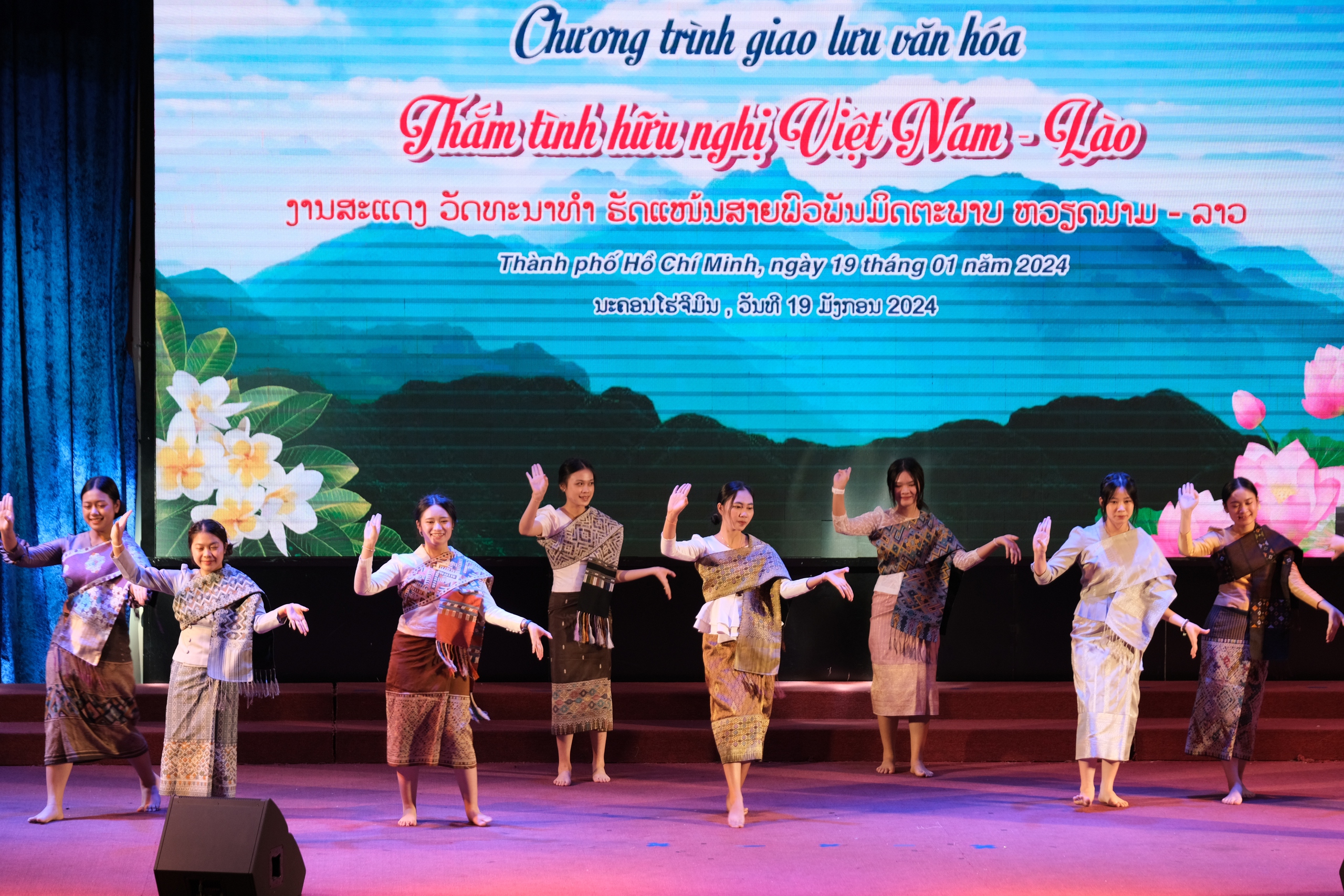 Ấm &aacute;p chương tr&igrave;nh văn nghệ "Thắm t&igrave;nh hữu nghị Việt Nam - L&agrave;o"- Ảnh 5.