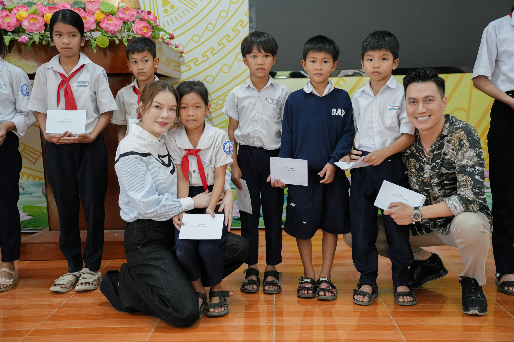 Lý Nhã Kỳ - Việt Anh tái ngộ sau nhiều năm
- Ảnh 2.