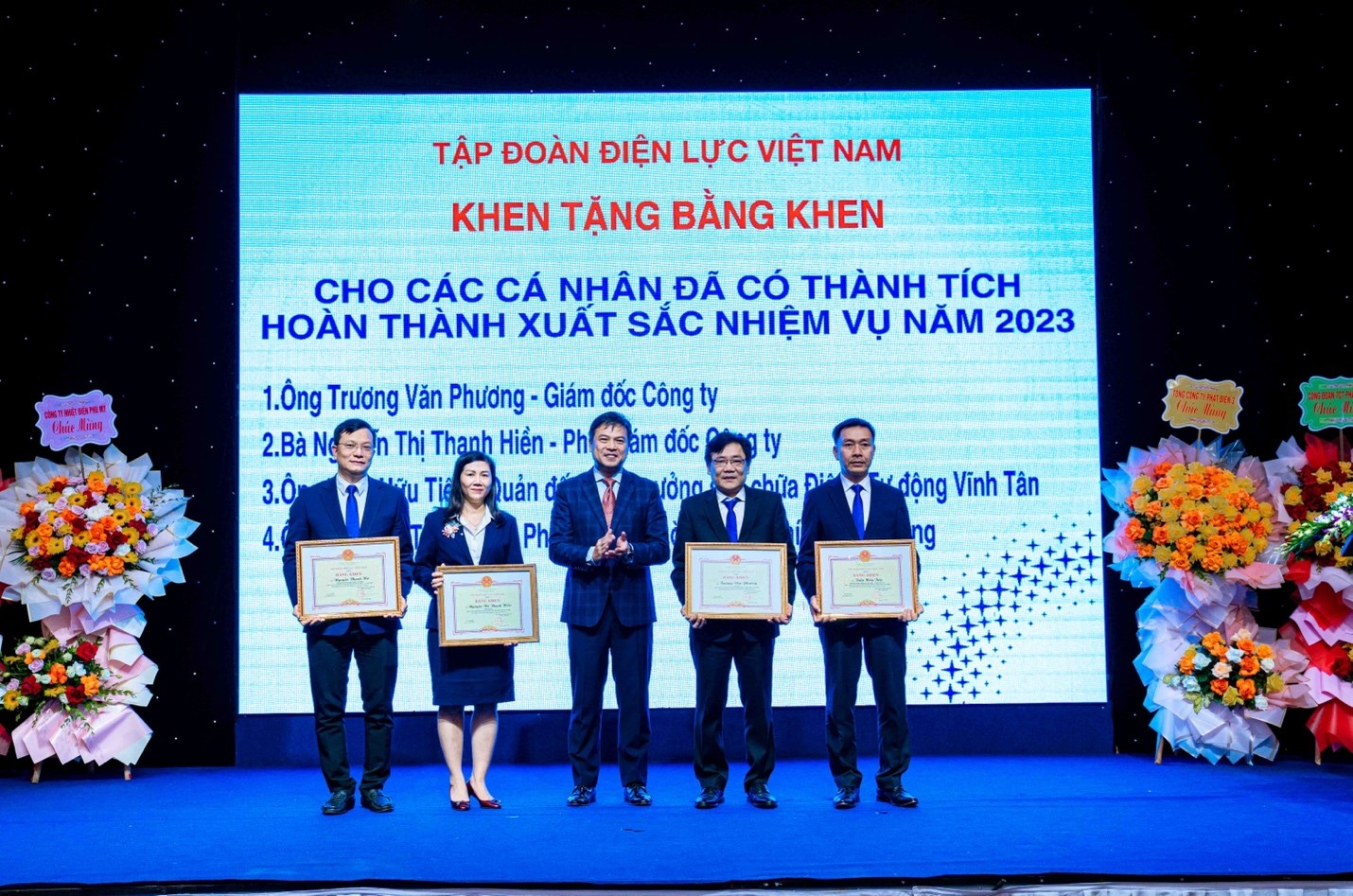 Lãnh đạo Tổng Công ty Phát điện 3 khen thưởng cho các tập thể có thành tích hoàn thành xuất sắc nhiệm vụ trong năm 2023