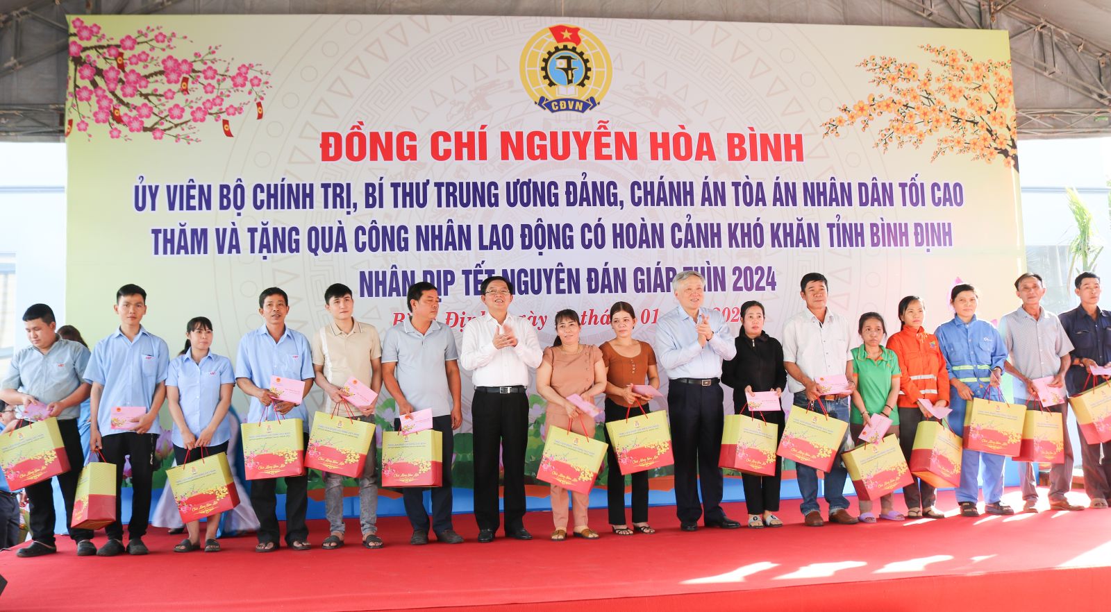 "Tết sum vầy - Xuân chia sẻ" đến với công nhân khó khăn Bình Định- Ảnh 1.