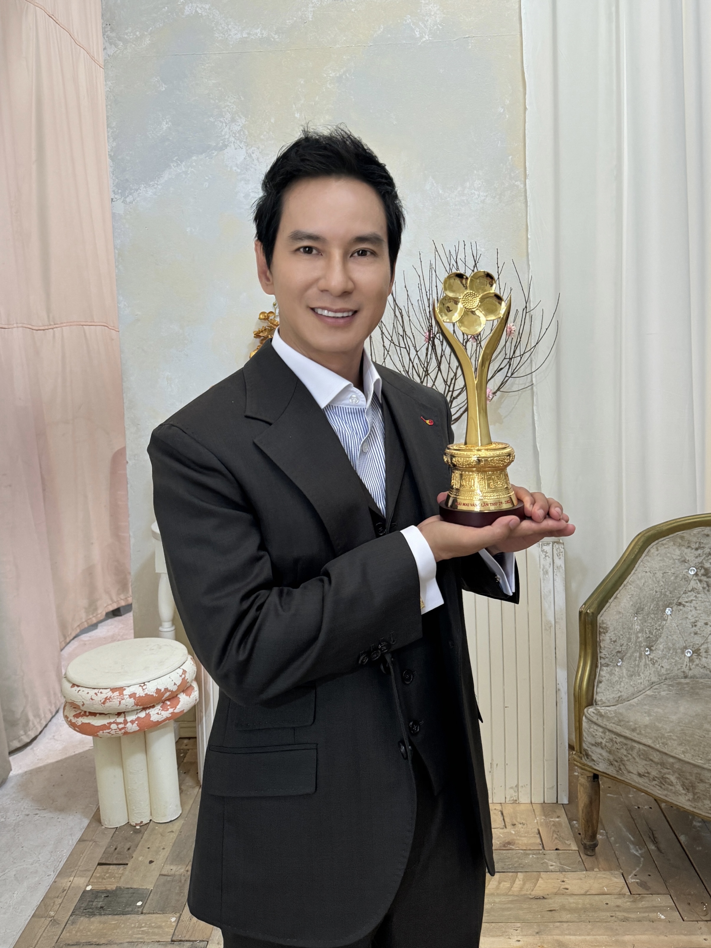 Đạo diễn Lý Hải hạnh phúc với tượng Mai Vàng!- Ảnh 2.