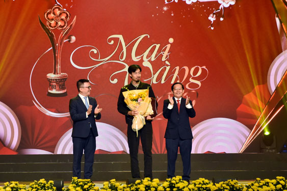 Ca sĩ Đen Vâu nhận giải “Nam, nữ ca sĩ và Rapper được yêu thích nhất” Ảnh: TẤN THẠNH