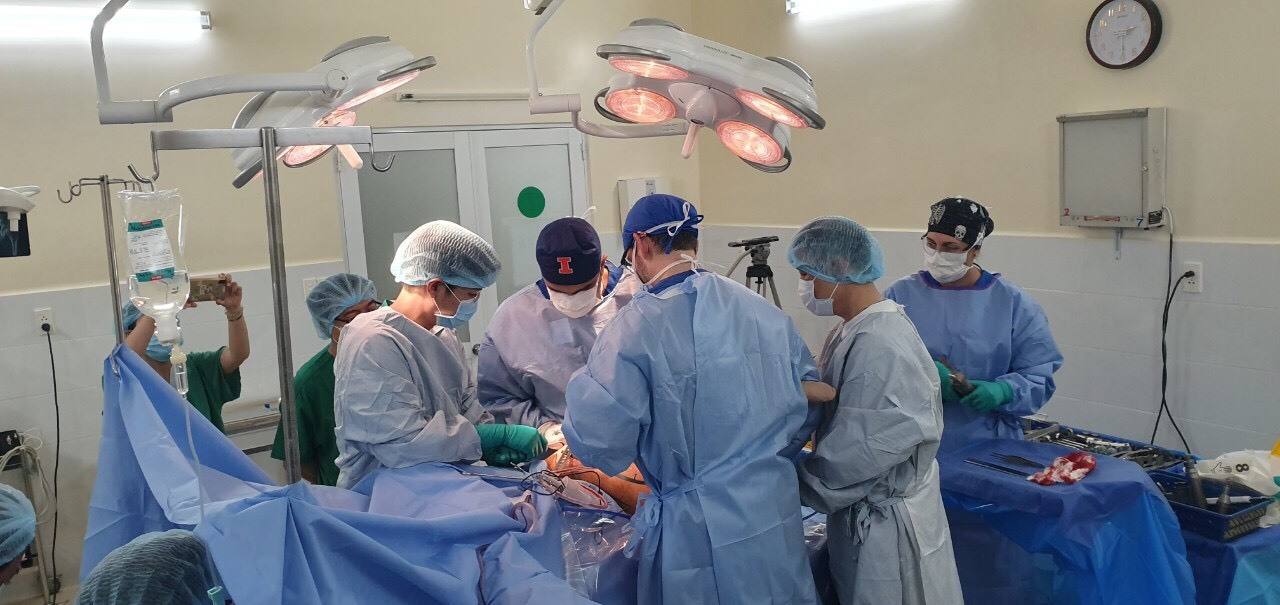 50 bệnh nhân có hoàn cảnh khó khăn sẽ được thay khớp háng miễn phí- Ảnh 1.