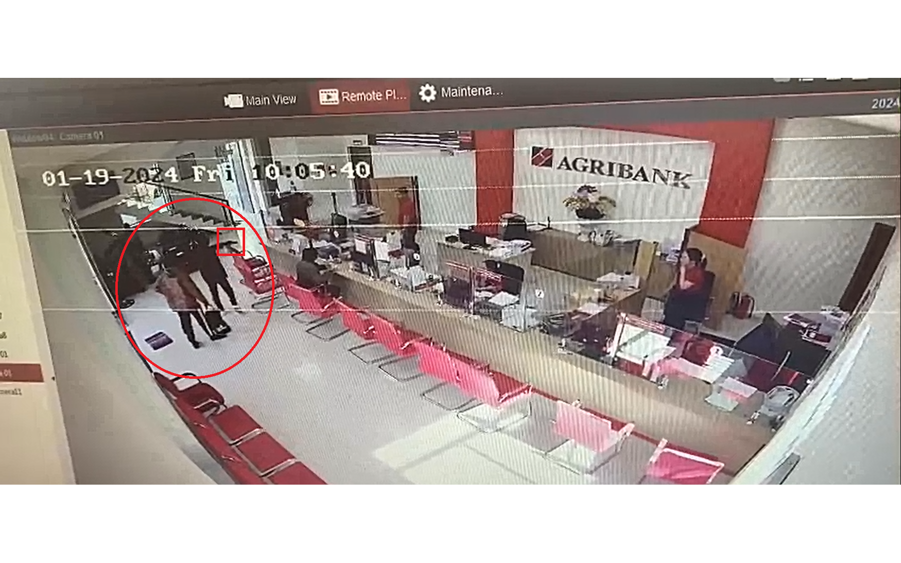 VIDEO: Camera ghi lại cảnh 2 kẻ dùng súng cướp ngân hàng ở Quảng Nam