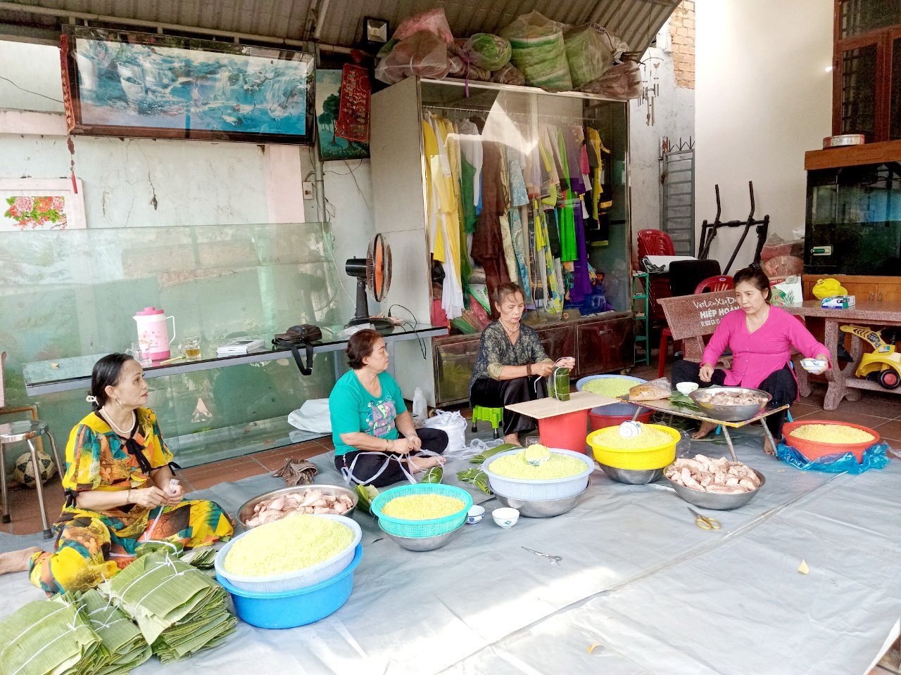 Chủ nh&agrave; trọ g&oacute;i cả trăm đ&ograve;n b&aacute;nh t&eacute;t tặng c&ocirc;ng nh&acirc;n ở trọ- Ảnh 2.