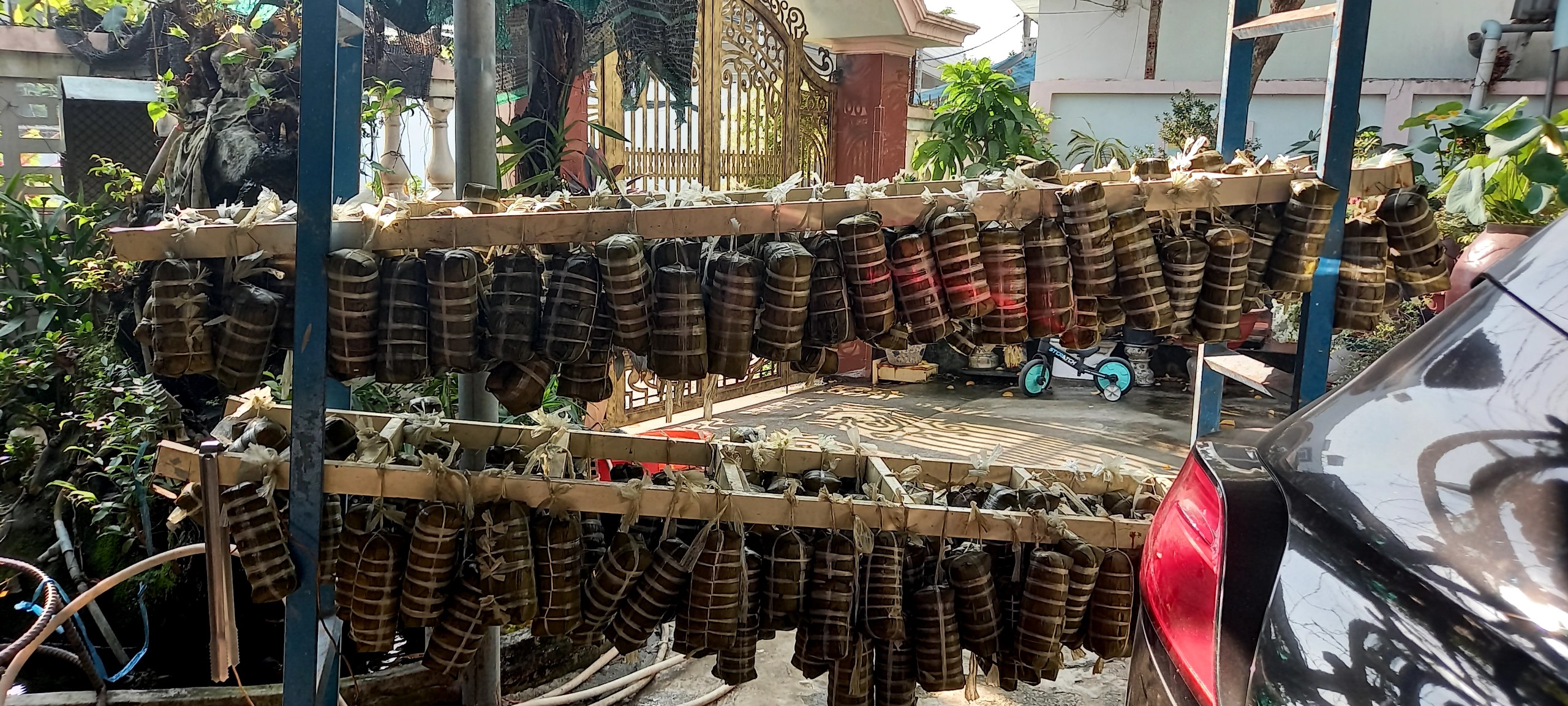 Chủ nh&agrave; trọ g&oacute;i cả trăm đ&ograve;n b&aacute;nh t&eacute;t tặng c&ocirc;ng nh&acirc;n ở trọ- Ảnh 8.