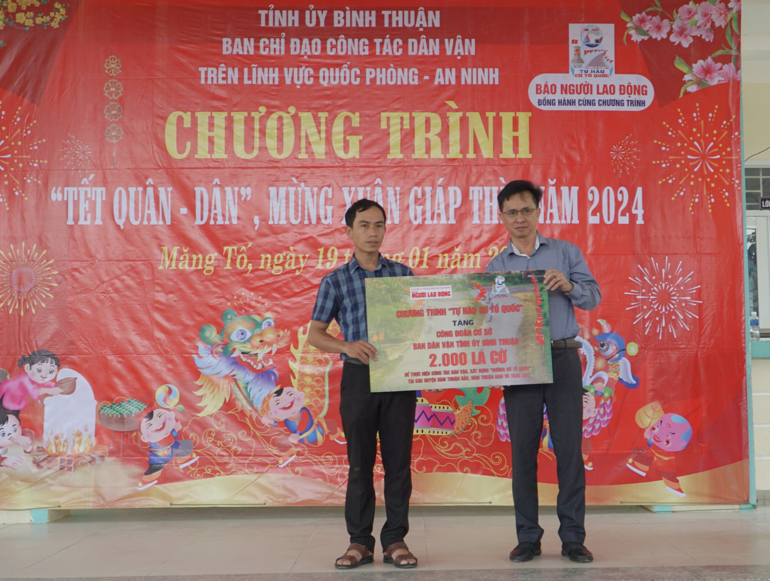 B&aacute;o Người Lao Động phối hợp trao cờ Tổ quốc, qu&agrave; Tết cho đồng b&agrave;o v&ugrave;ng xa tỉnh B&igrave;nh Thuận- Ảnh 1.