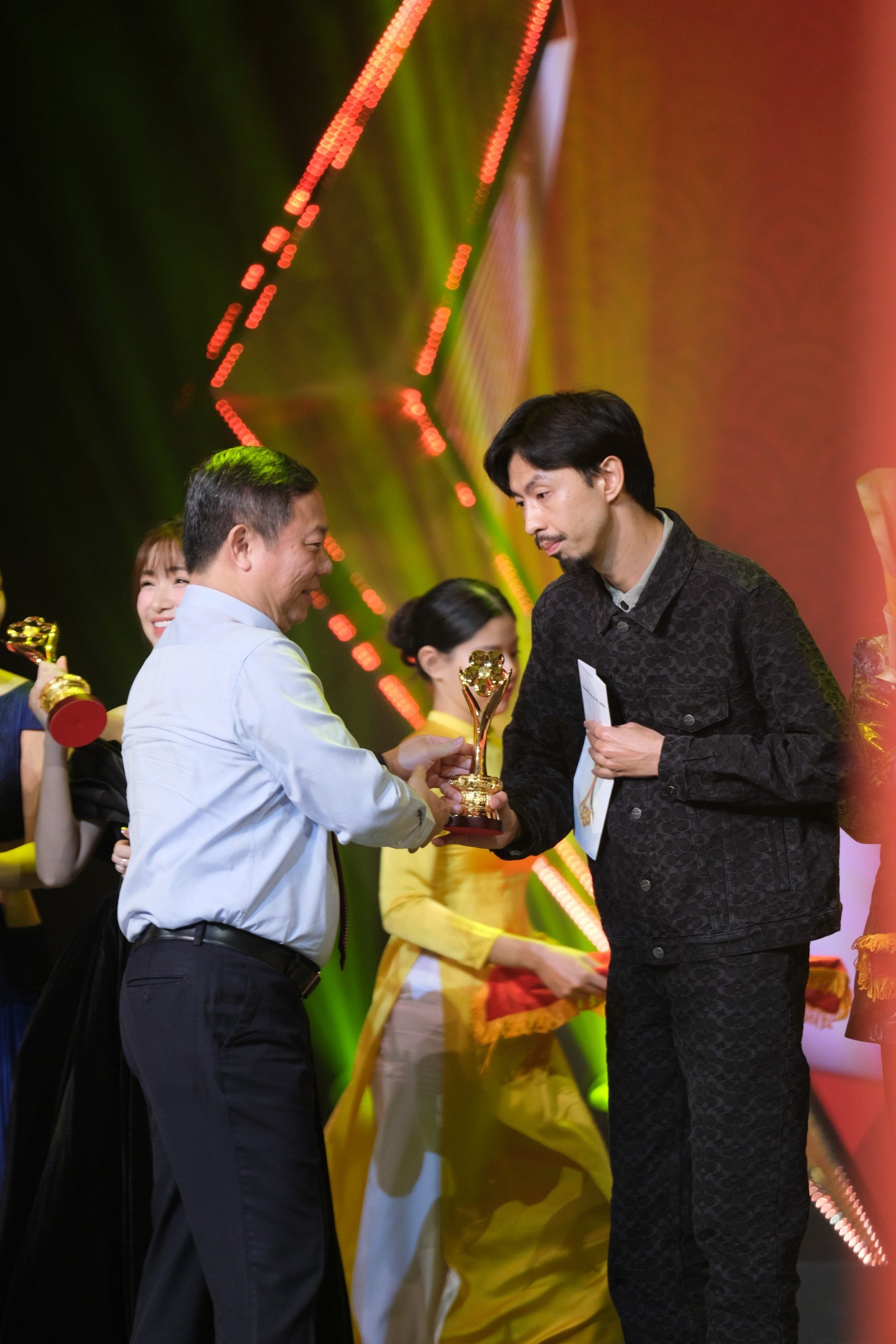 Đen Vâu "khoe của"
- Ảnh 2.