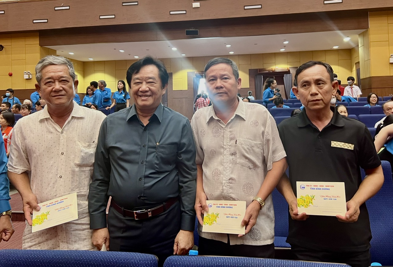 Chủ tịch Ủy ban Trung ương MTTQ Việt Nam tặng quà Tết tại Bình Dương- Ảnh 3.