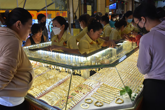 C&aacute;c doanh nghiệp sản xuất v&agrave;ng nữ trang nhiều lần kiến nghị nhập v&agrave;ng nguy&ecirc;n liệu nhưng chưa được chấp thuận  Ảnh: TẤN THẠNH