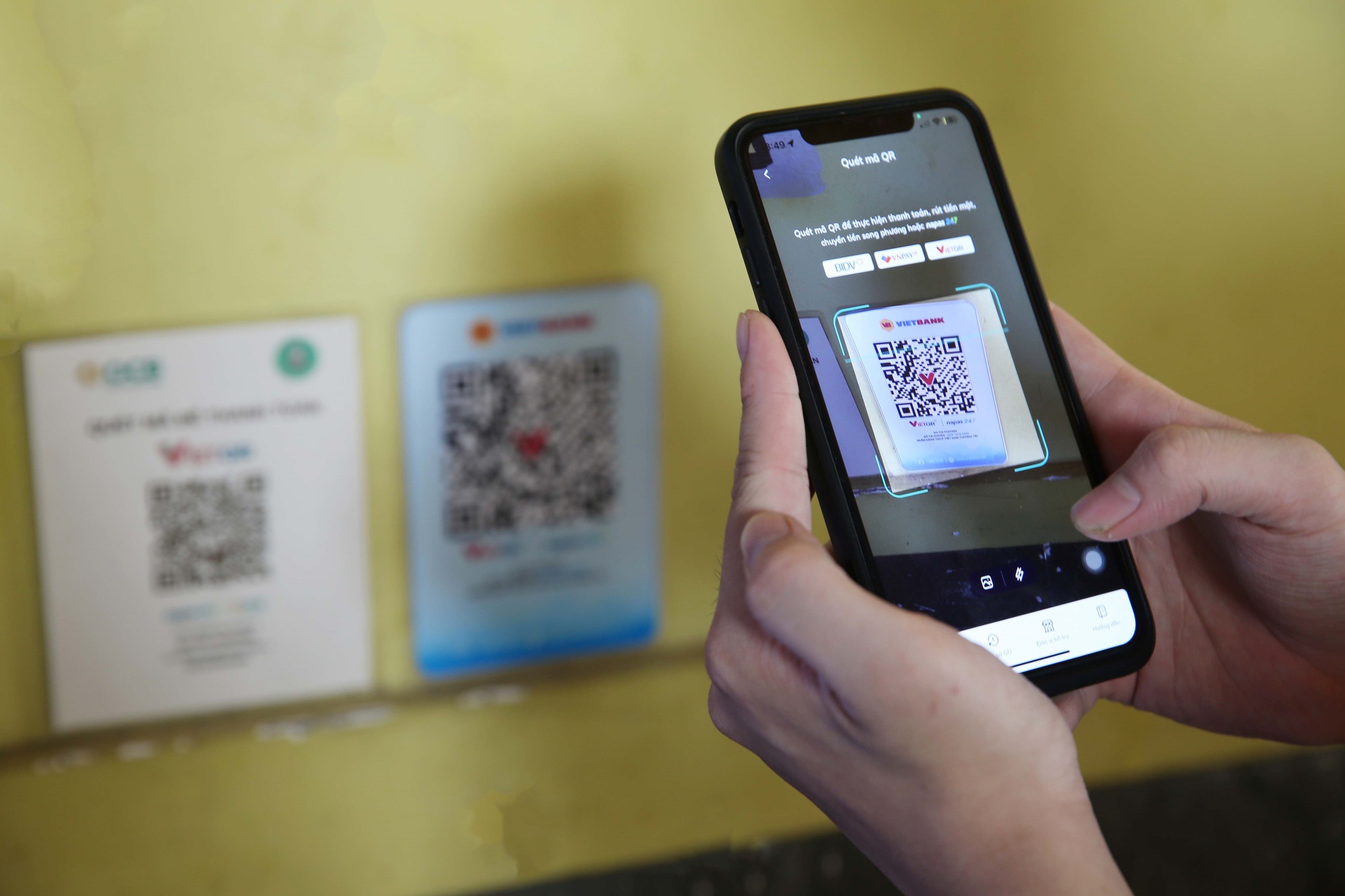 Người dùng cần lưu ý nguồn mã QR và cẩn thận để phát hiện các dấu hiệu giả mạo.Ảnh: Hoàng Triều