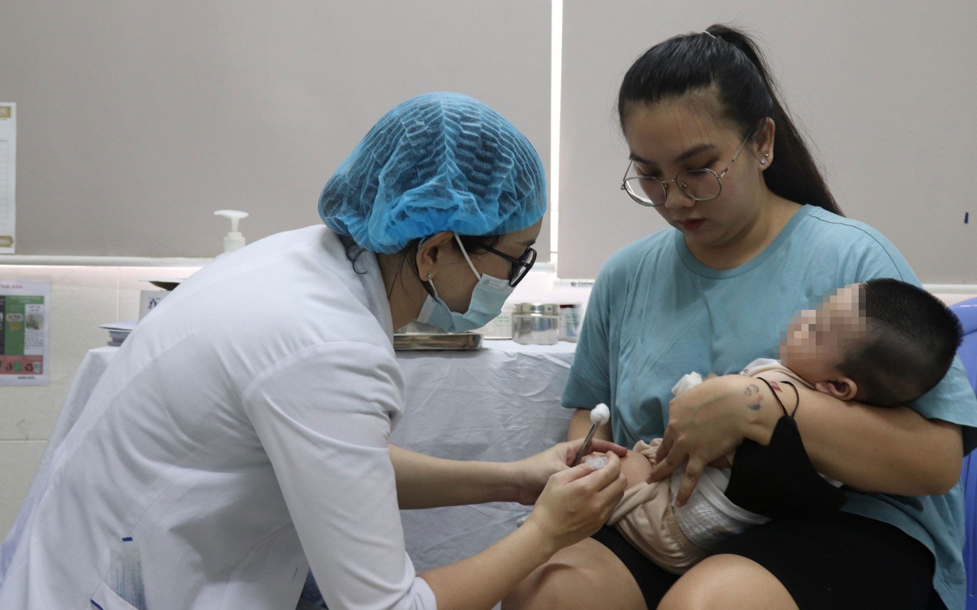 TP HCM: Trẻ được mời ti&ecirc;m vắc-xin 5 trong 1 miễn ph&iacute;