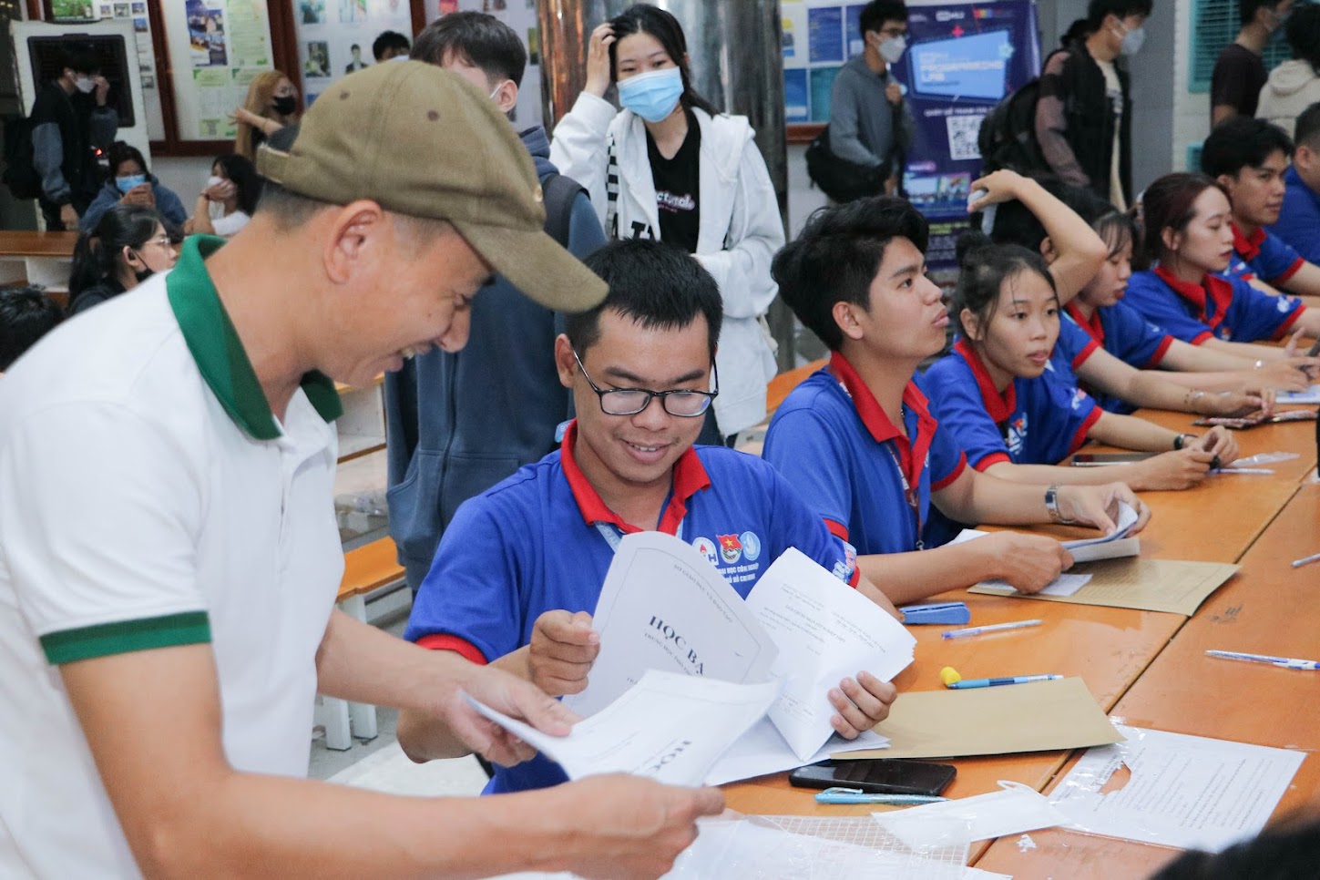 Thí sinh trúng tuyển vào Trường Đại học Công nghiệp TP HCM làm thủ tục nhập học năm 2023ẢNH: HUY LÂN