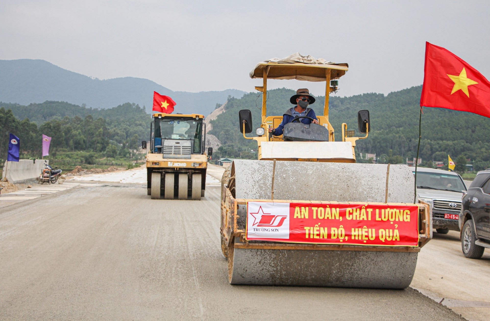 Lực lượng thi công khẩn trương ho&agrave;n th&agrave;nh đường cao tốc Bắc - Nam đoạn Diễn Châu - Bãi Vọt.Ảnh: Đ&Igrave;NH QUANG