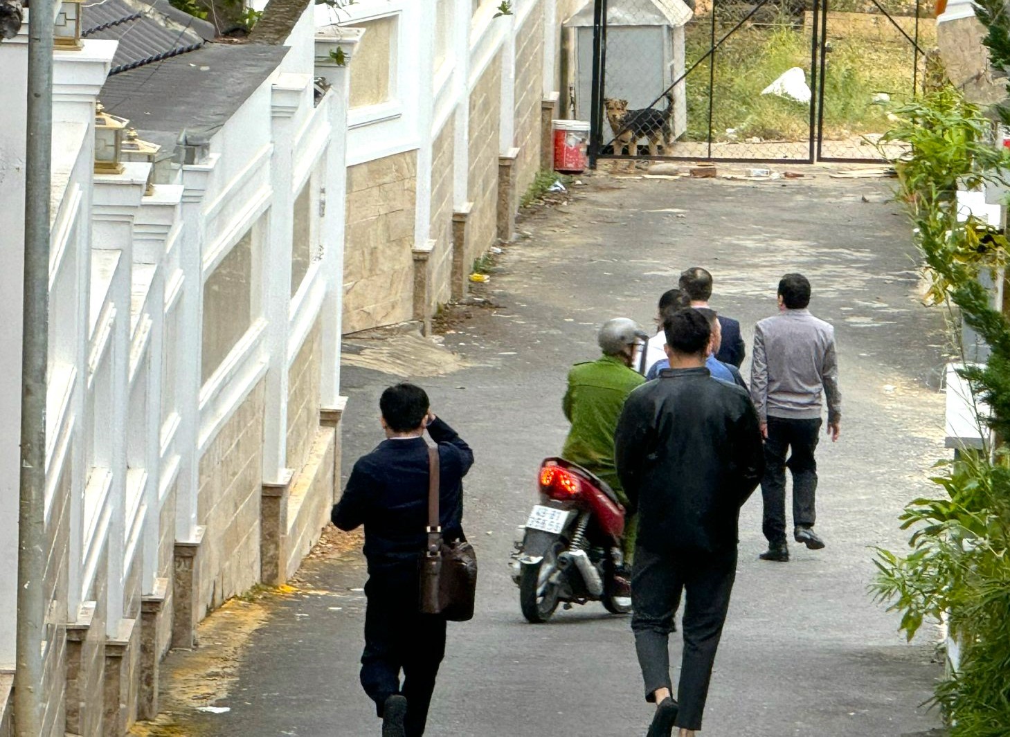 Công an và các đơn vị liên quan vào nhà ông Trần Văn Hiệp