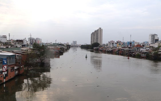 Sống loay hoay bên kênh rạch: Kênh Đôi chia hai nỗi niềm