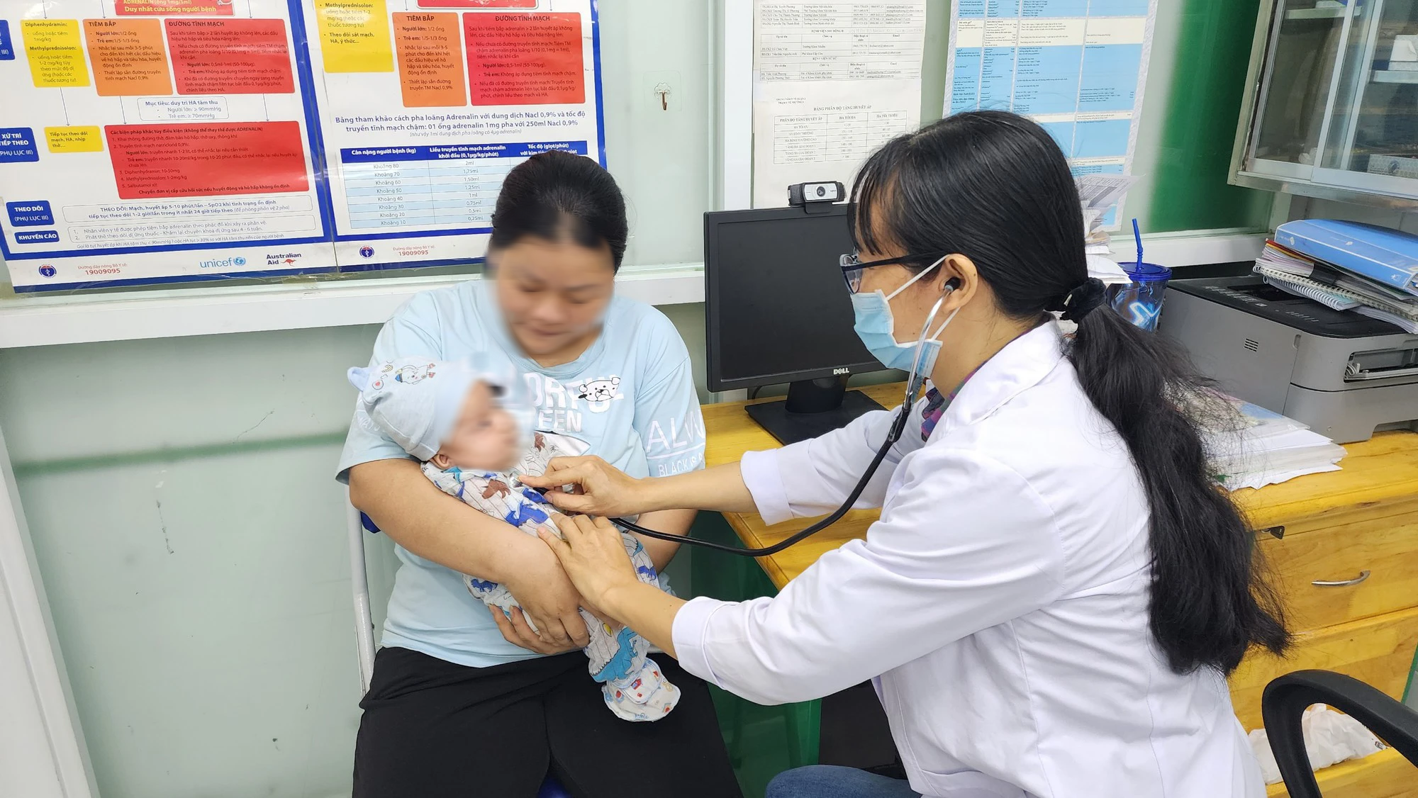 Trẻ được tiêm vắc-xin miễn phí 5 trong 1 sau nhiều tháng chờ đợi- Ảnh 2.