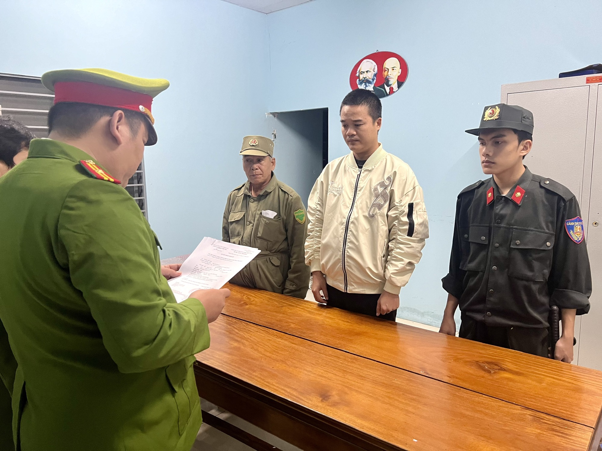 C&ocirc;ng an bắt giữ đối tượng Ho&agrave;ng Anh Lu&acirc;n, kẻ cầm đầu đường d&acirc;y c&aacute; độ b&oacute;ng đ&aacute; qua mạng.