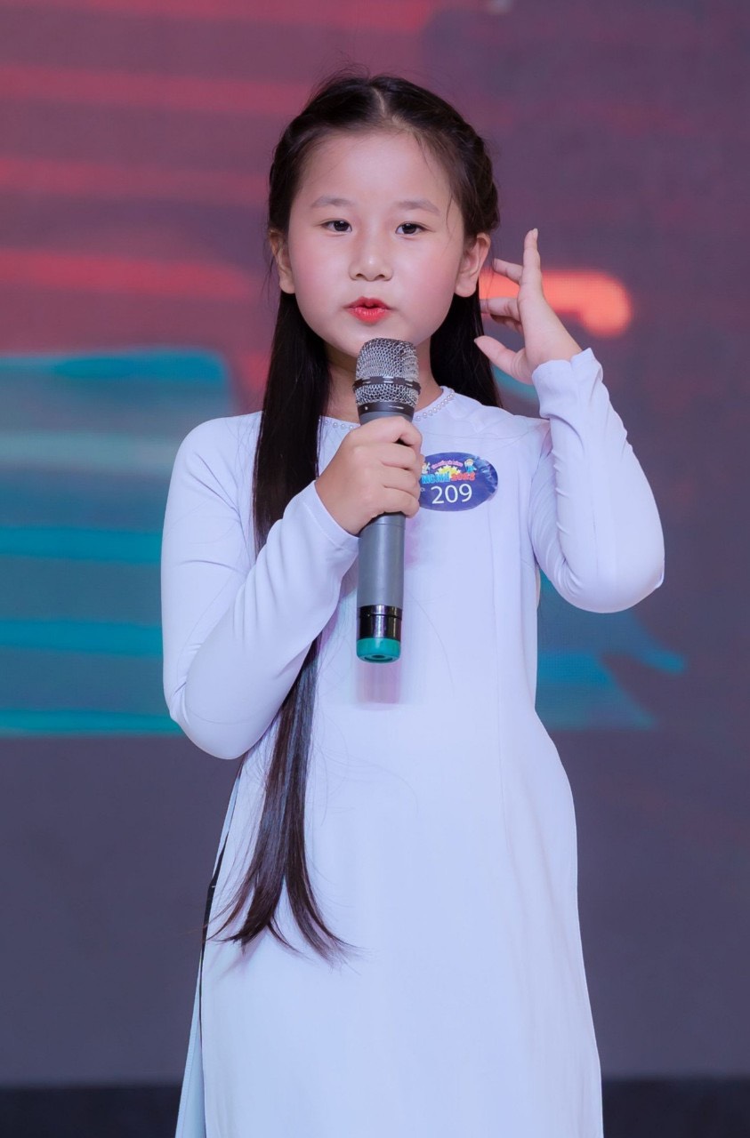 Võ Nguyễn Hà Thanh giành giải Á quân "Tìm kiếm tài năng MC nhí 2023"- Ảnh 1.