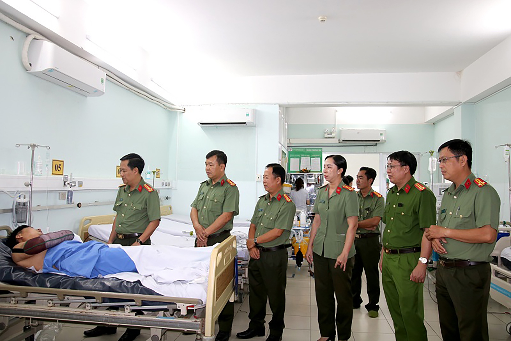 CLIP: Bắt giam kẻ ng&ocirc;ng cuồng cầm dao ch&eacute;m c&ocirc;ng an- Ảnh 1.
