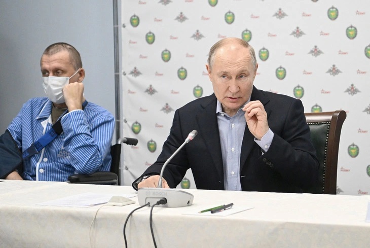 Tổng thống Nga Vladimir Putin gặp gỡ các quân nhân khi ông đến thăm Bệnh viện lâm sàng quân đội AA Vishnevsky của Bộ Quốc phòng Nga ở ngoại ô Moscow, Nga, ngày 1-1. Ảnh: Reuters
