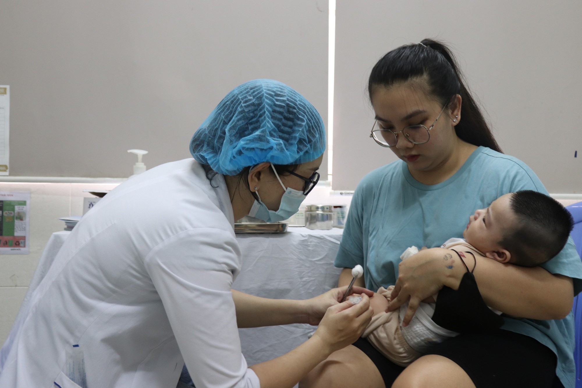 Trẻ được tiêm vắc-xin miễn phí 5 trong 1 sau nhiều tháng chờ đợi- Ảnh 3.