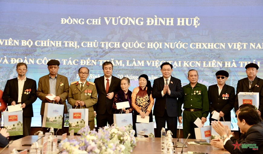 Chủ tịch Quốc hội Vương Đ&igrave;nh Huệ tặng qu&agrave; người lao động, gia đ&igrave;nh ch&iacute;nh s&aacute;ch- Ảnh 1.