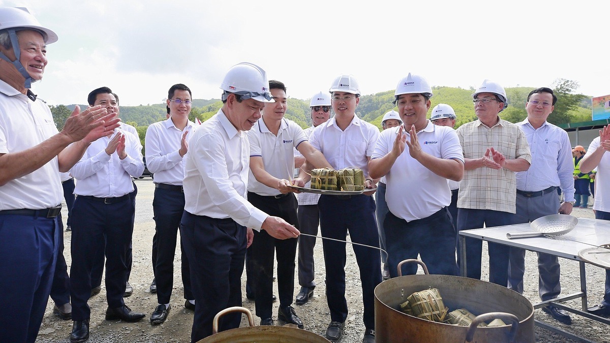 L&atilde;nh đạo tỉnh Quảng Ng&atilde;i c&ugrave;ng đo&agrave;n c&ocirc;ng t&aacute;c tham gia nấu b&aacute;nh chưng động vi&ecirc;n người lao động đang thi c&ocirc;ng dự &aacute;n cao tốc Quảng Ng&atilde;i &ndash; Ho&agrave;i Nhơn