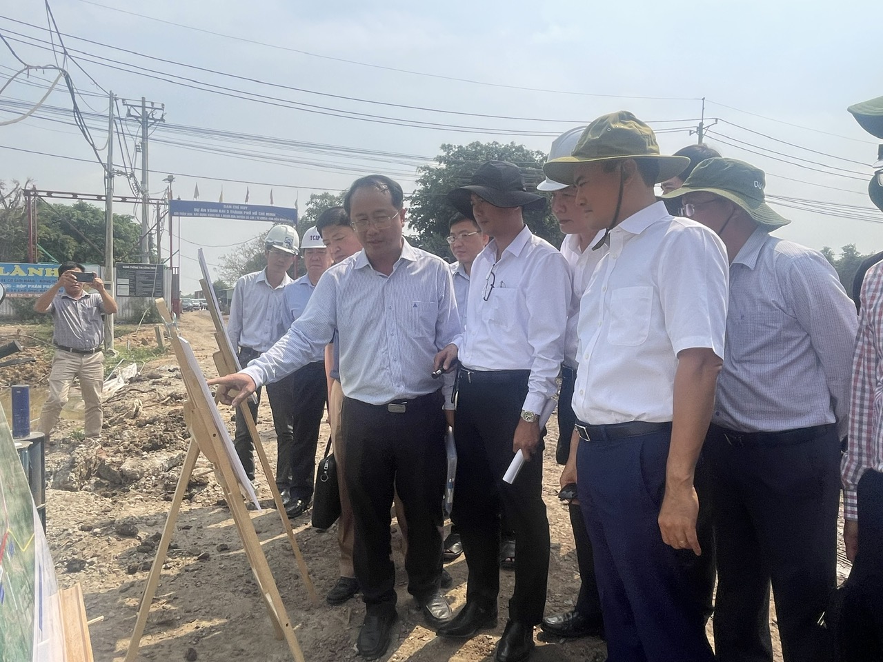 Phó Chủ tịch UBND TP HCM Bùi Xuân Cường khảo sát công trường gói thầu XL6 thuộc dự án đường Vành đai 3 - TP HCM