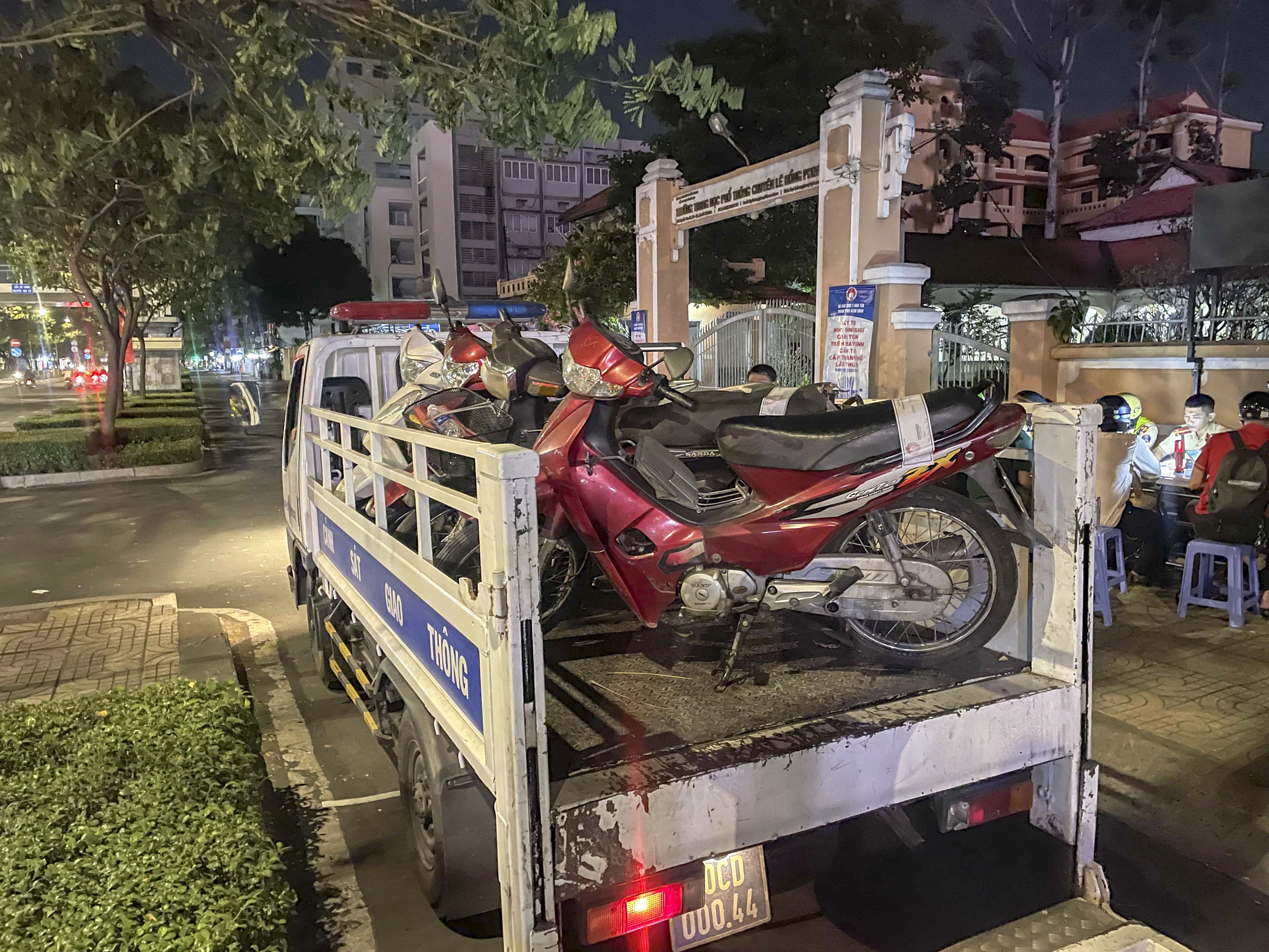 Đ&ecirc;m khuya, người vi phạm nồng độ cồn đ&ograve;i CSGT TP HCM "kiểm tra độ tỉnh t&aacute;o"- Ảnh 5.