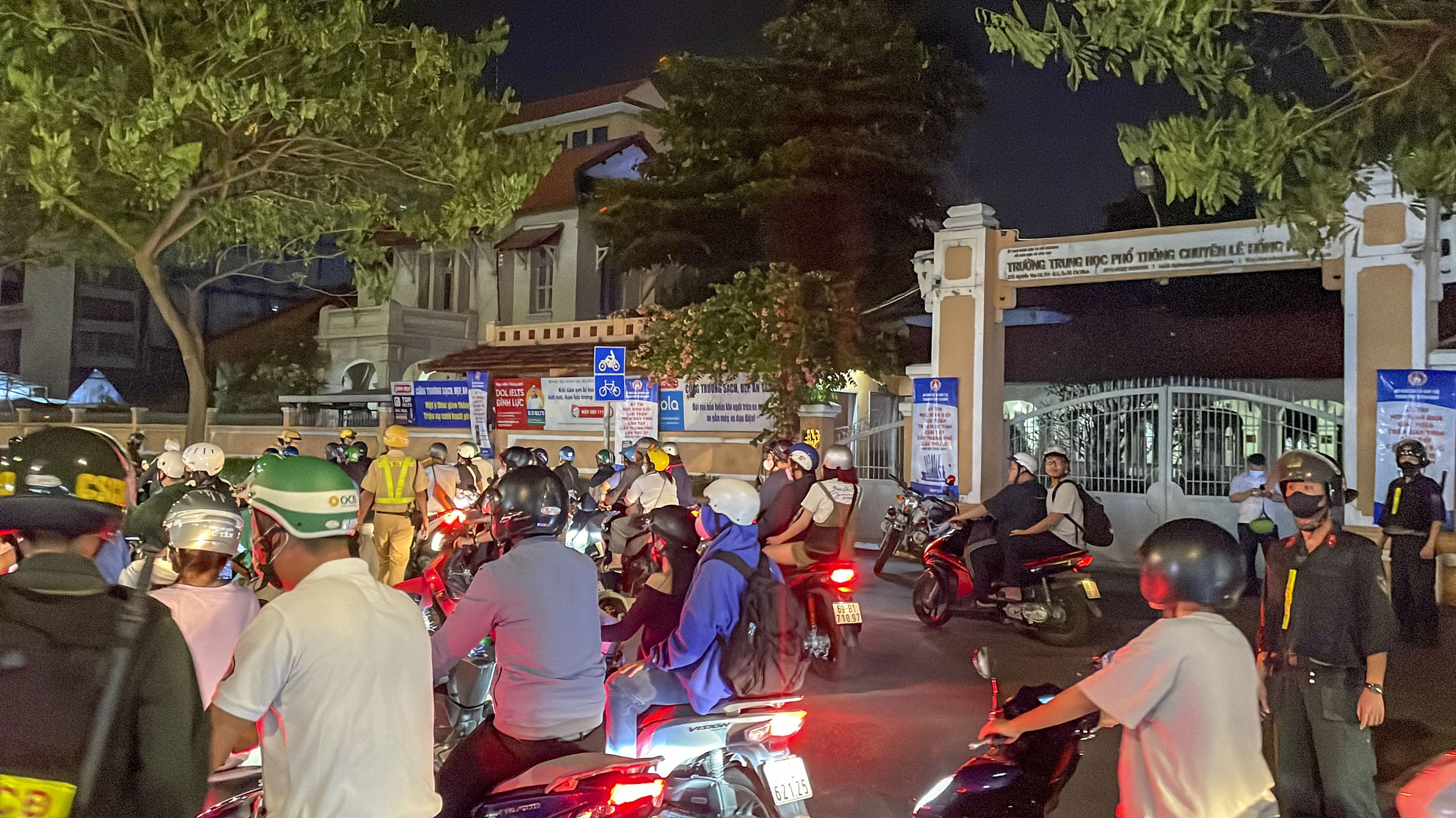 Đ&ecirc;m khuya, người vi phạm nồng độ cồn đ&ograve;i CSGT TP HCM "kiểm tra độ tỉnh t&aacute;o"- Ảnh 1.