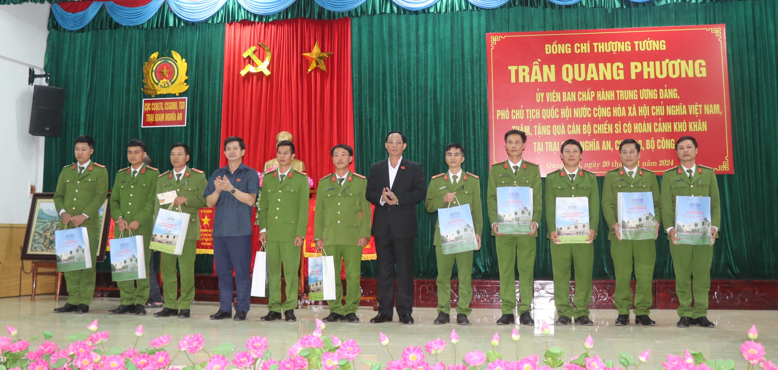 Đo&agrave;n c&ocirc;ng t&aacute;c của Quốc hội tặng qu&agrave;, ch&uacute;c Tết tại Quảng Trị- Ảnh 3.